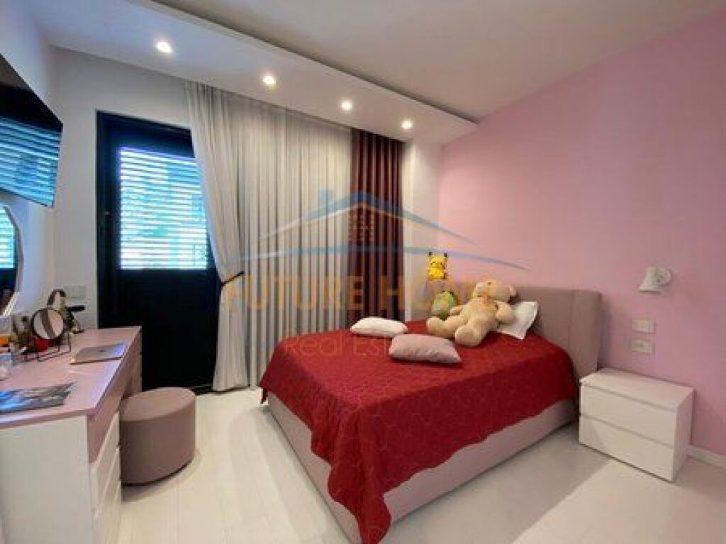 Shitet, Triplex 4+1+3+4 Poste Parkimi, Grey Stone Residence , Liqeni i Thatë