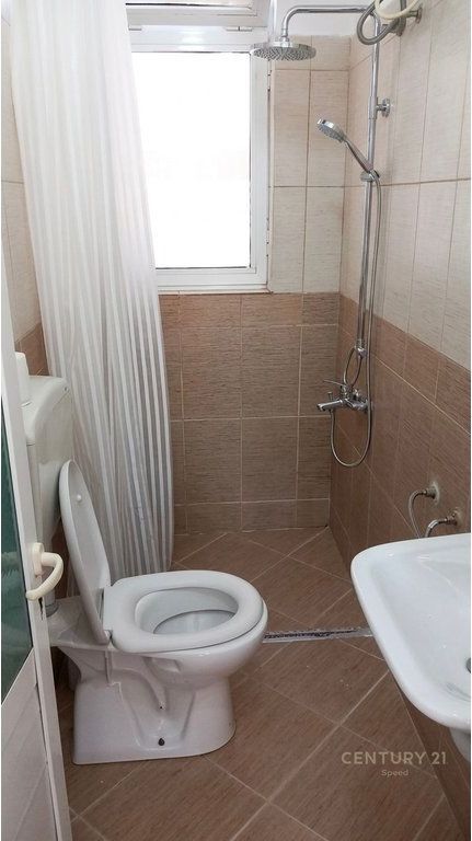 Japim apartament 1+1 me qira ne katin e pare te nje vile, ne zonen e Laprakes!