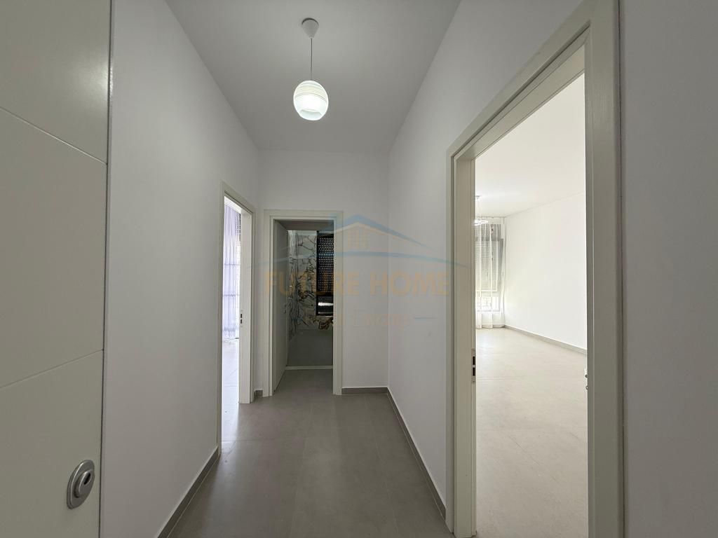 Disponojmë për qera Apartament 1+1 tek Ish-Dogana.
