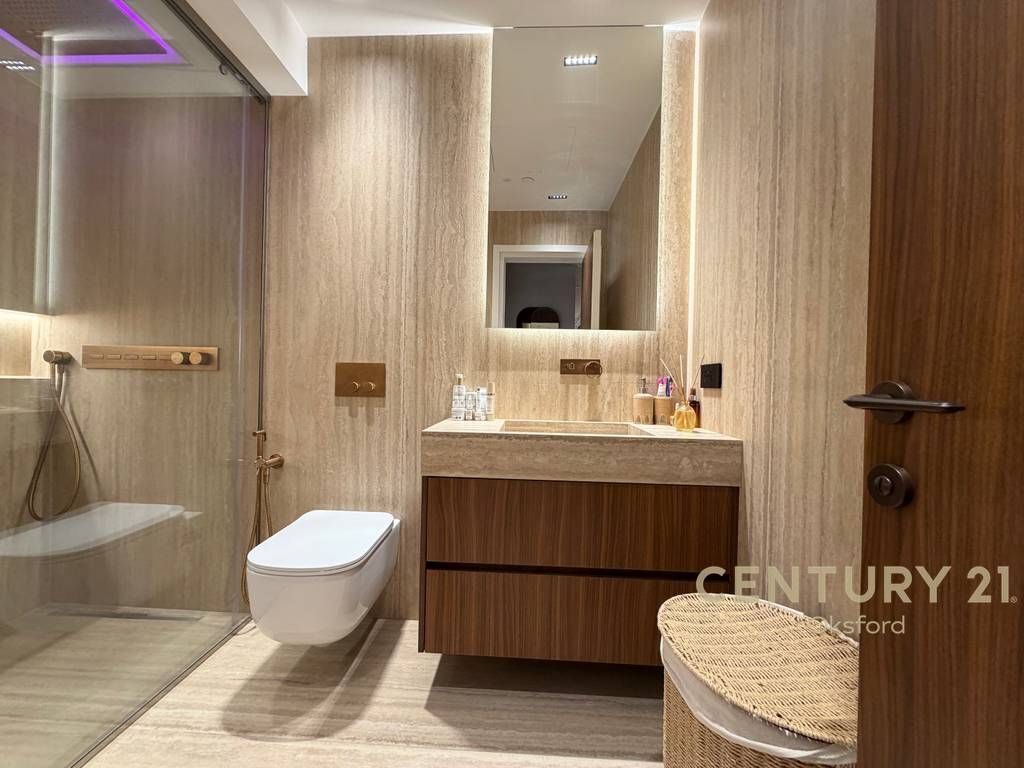 Shesim Apartament Luksoz 2+1 + Post Parkimi tek “Down Town Tirana” ,ne Rrugen e Elbasanit me pamje nga Stadiumi “Air Albania”!
