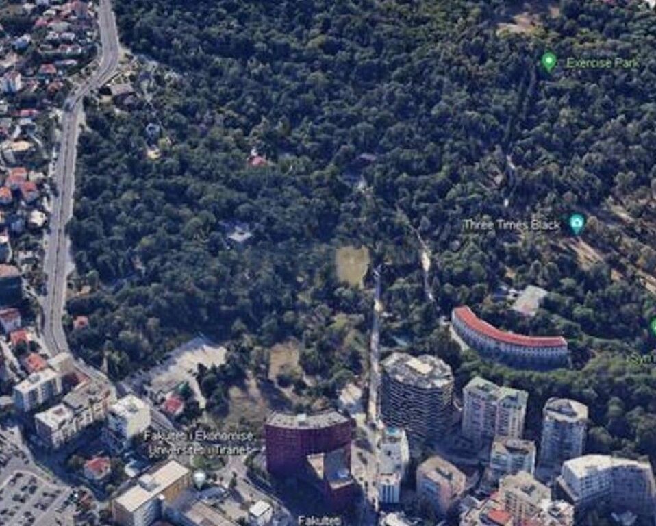 SHESIM TOKE TRUALL TEK PARKU I LIQENIT ARTIFICIAL, RRUGA E ELBASANIT!