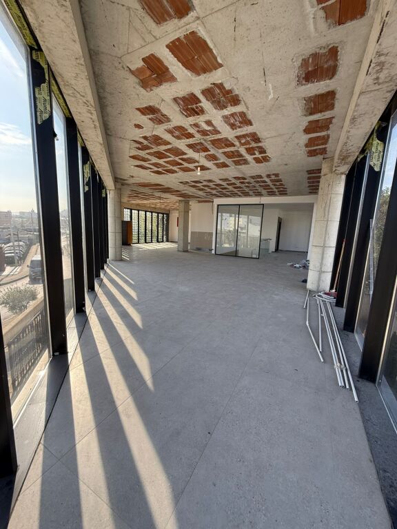 🏢 Edificio Commerciale in Affitto – Autostrada Tirana–Durazzo, vicino alla Dogana