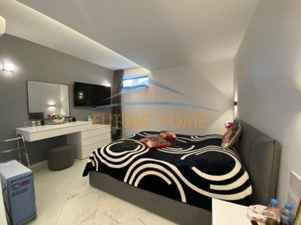 Shitet, Triplex 4+1+3+4 Poste Parkimi, Grey Stone Residence , Liqeni i Thatë