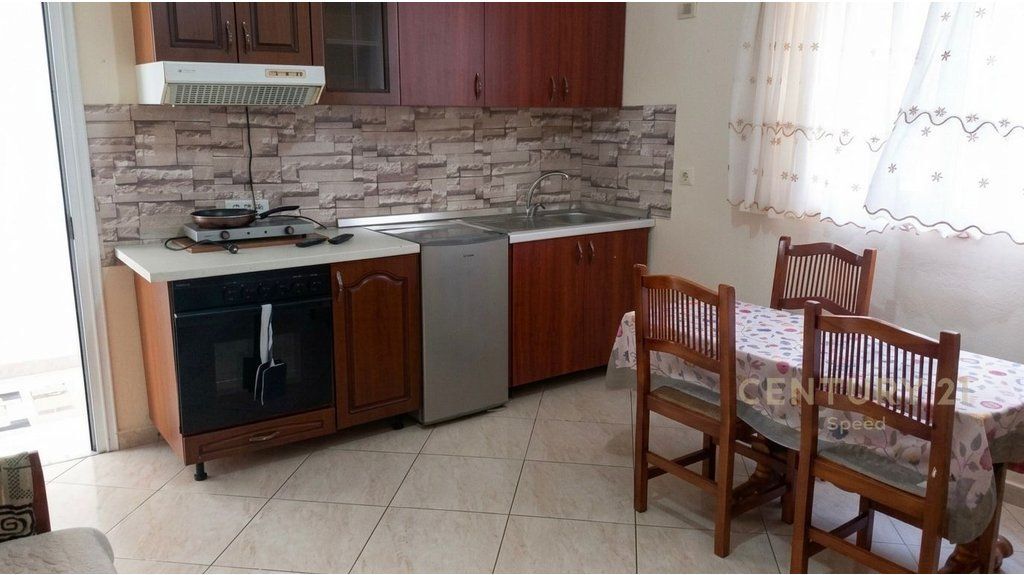 Japim apartament 1+1 me qira ne katin e pare te nje vile, ne zonen e Laprakes!