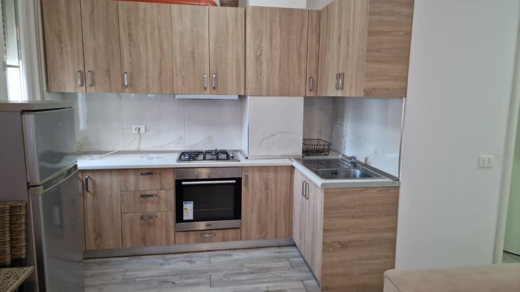 🏢Via 5 Maji, vicino al Concord Center, si affitta appartamento 1+1 arredato. 40.000 Leke        
