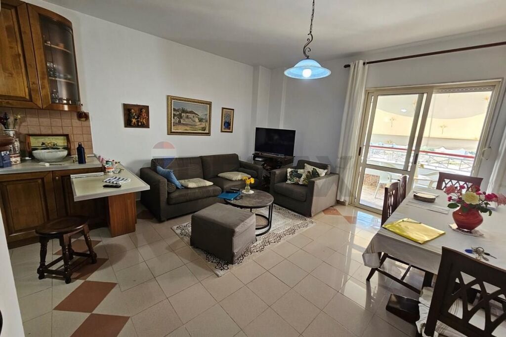 VENDESI APPARTAMENTO 2+1 VICINO AL NUOVO MERCATO