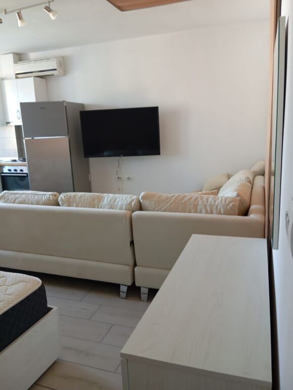 Tirane, jepet me qera apartament 1+1 Kati 5, 50 m² (Ferrit Xhajko)