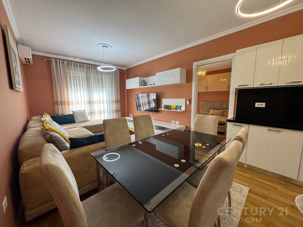 Apartment 2+1 + 2 parking spaces for rent near Zogu 1 Boulevard!