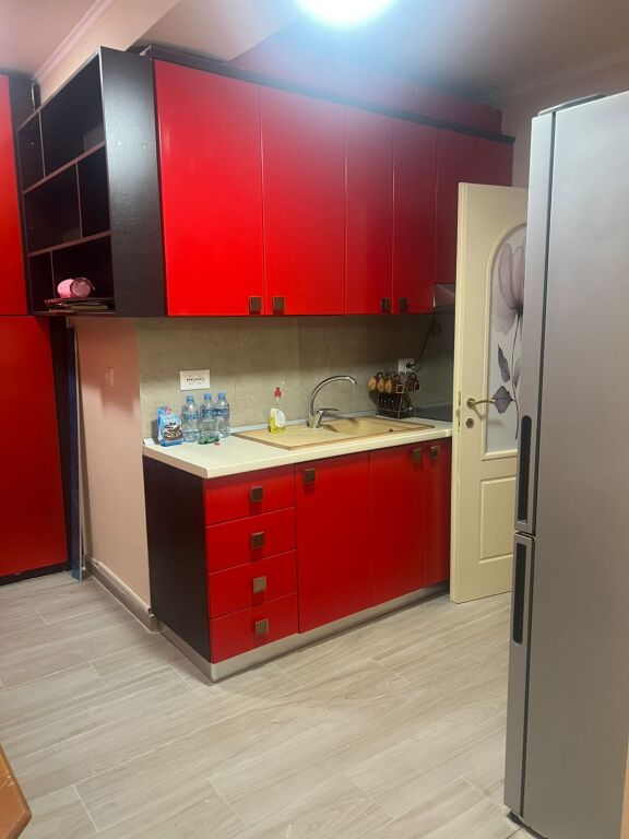 Shitet apartament 1+1 Qender super shpi pallat me ashensor. Me certefikat pronesie.
