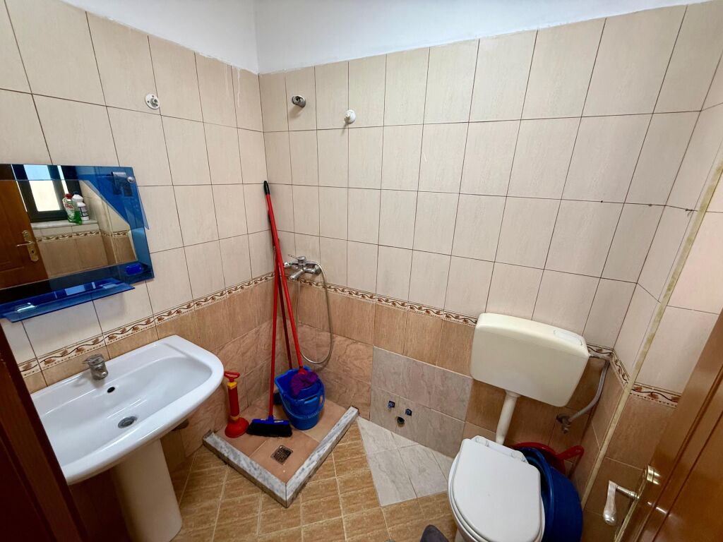 📣 AFFITTO Appartamento 1+1 📍 Comune di Parigi 🛣️ Via “Grigor Heba” ✨  🏢 Edificio Esistente 🪜 3° Piano (Senza Ascensore) 🛋️ Completamente Arredato  💶 Prezzo 50.000 Leke/Mese