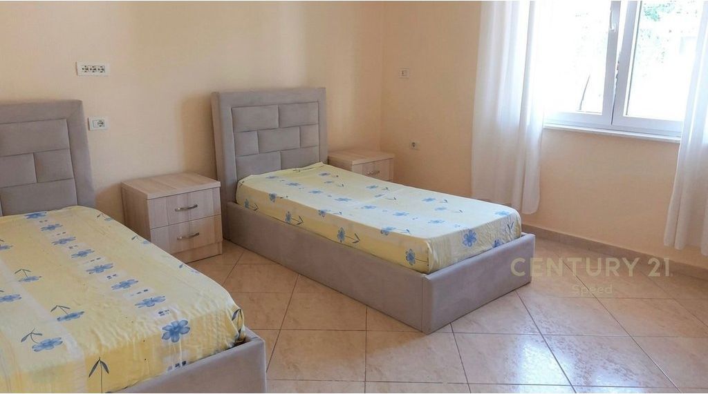 Japim apartament 1+1 me qira ne katin e pare te nje vile, ne zonen e Laprakes!