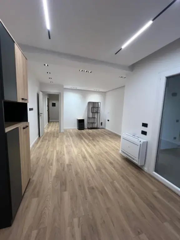 Qera | Ambjent Biznesi | Liqeni i Thatë | 900 €/muaj