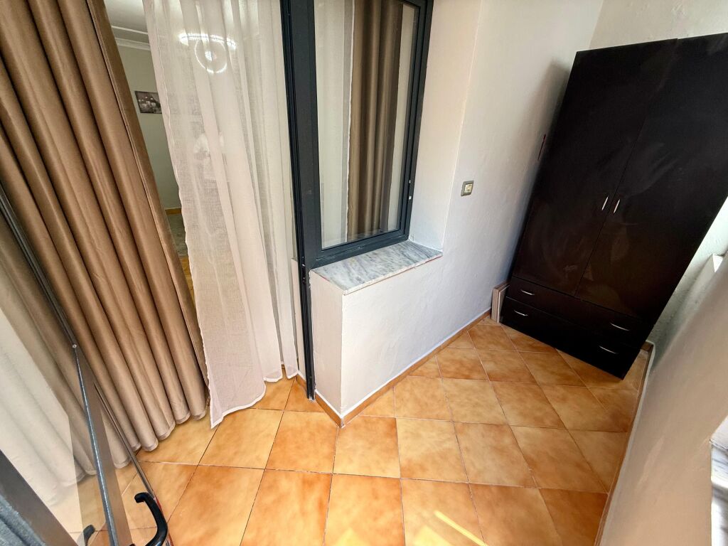 📣 AFFITTO Appartamento 1+1 📍 Comune di Parigi 🛣️ Via “Grigor Heba” ✨  🏢 Edificio Esistente 🪜 3° Piano (Senza Ascensore) 🛋️ Completamente Arredato  💶 Prezzo 50.000 Leke/Mese