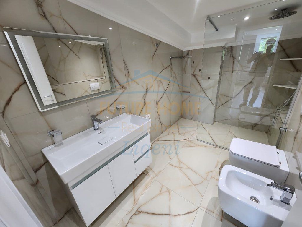 Shitet, Duplex 4+1+3, Liqeni i Thatë, Tiranë.