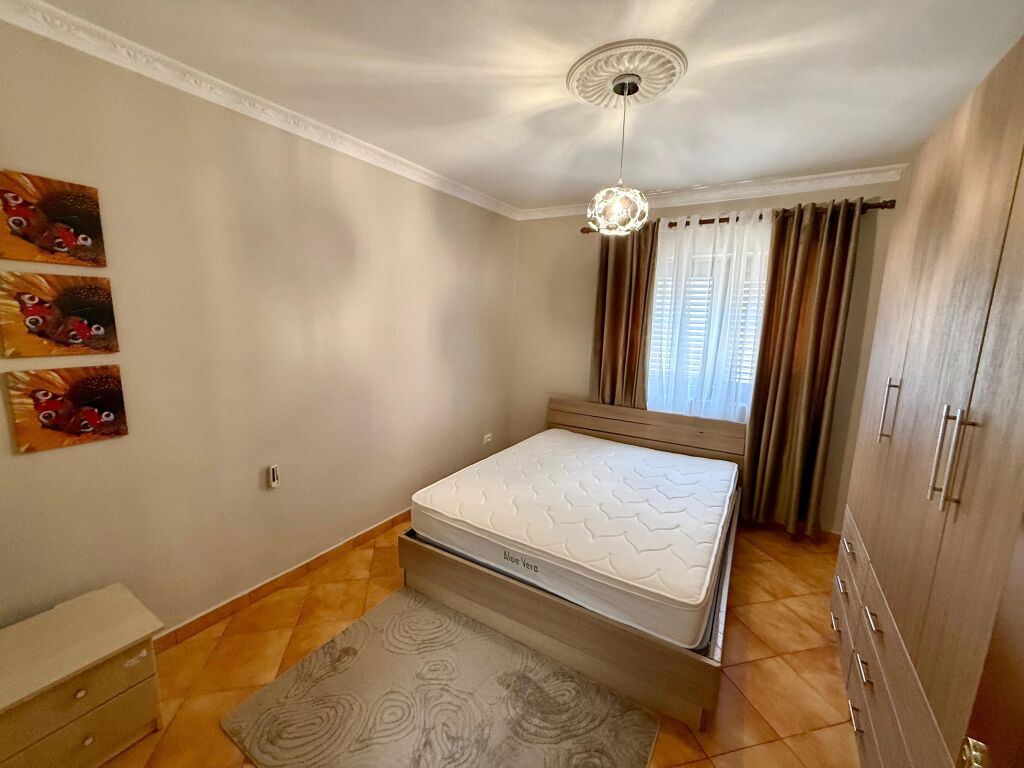 📣 AFFITTO Appartamento 1+1 📍 Comune di Parigi 🛣️ Via “Grigor Heba” ✨  🏢 Edificio Esistente 🪜 3° Piano (Senza Ascensore) 🛋️ Completamente Arredato  💶 Prezzo 50.000 Leke/Mese