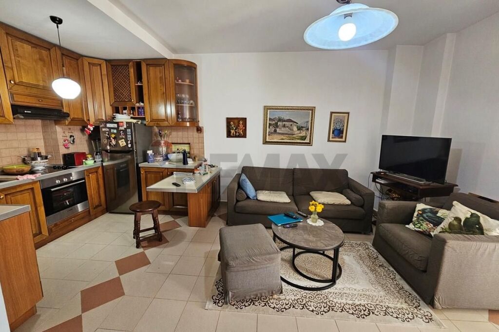 VENDESI APPARTAMENTO 2+1 VICINO AL NUOVO MERCATO