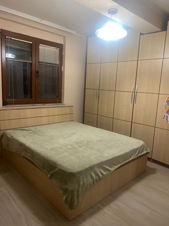 Shitet apartament 1+1 Qender super shpi pallat me ashensor. Me certefikat pronesie.