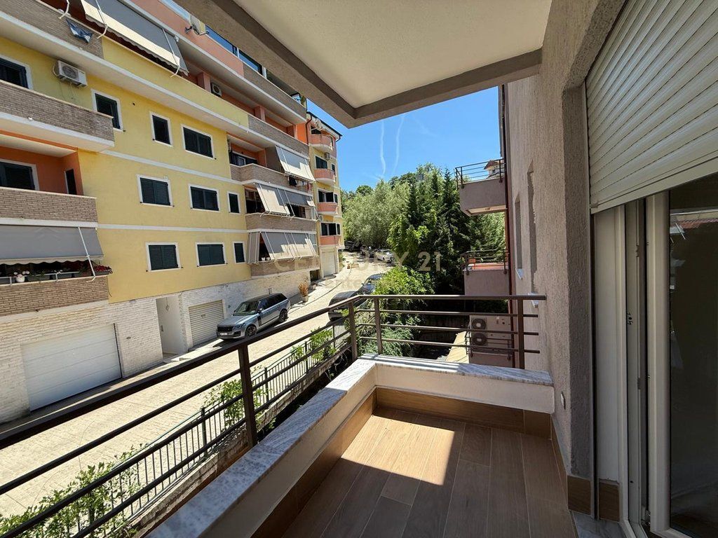 Apartament 2+1+2 per shitje prane Radisson, te Liqeni i Thate