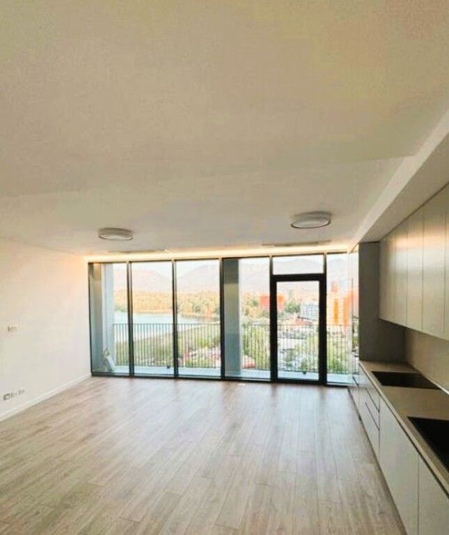 📍 **Zyrë 2+1 me Qira – Lake View, Liqeni Artificial**