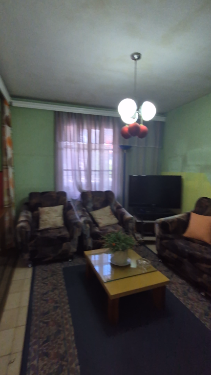 Shitet, Apartament 1+1, Komuna e Parisit, Tiranë.