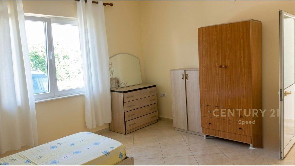 Japim apartament 1+1 me qira ne katin e pare te nje vile, ne zonen e Laprakes!