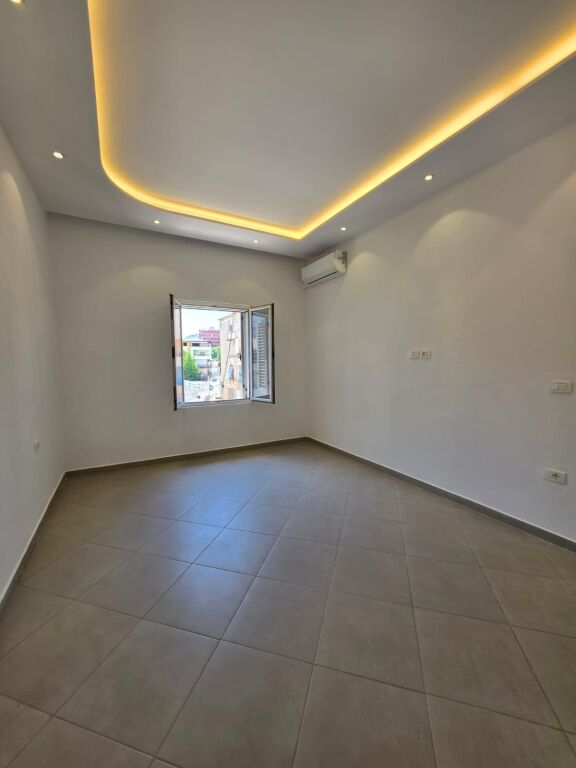 Me Qera: ZYRË - 80m2 (kati 5 pallat ekzistues) 📍Garda / Liqeni artificial | 4 Ambjente pune (3+1+2ballkone) 100 % E Re🔥 70.000 Lekë/Muaj