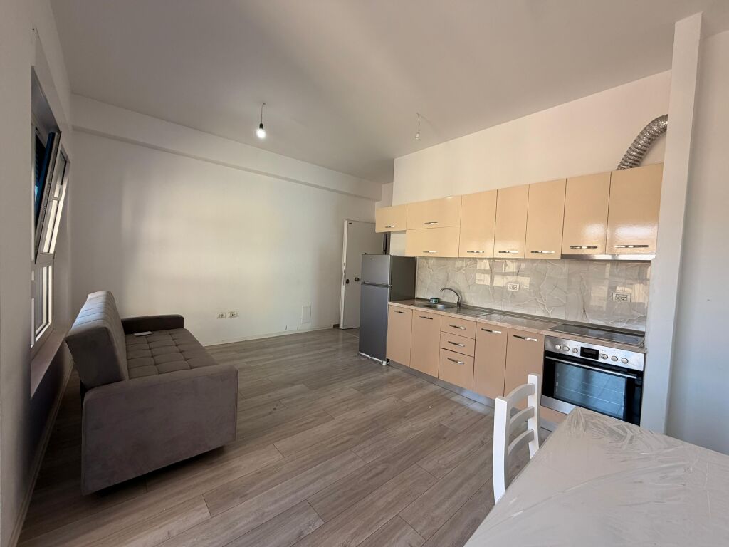 🏢Ne zonen e Ali Demit,Kompleksi Mangalem,jepet me qera apartament 1+1,i mobiluar 40,000Leke