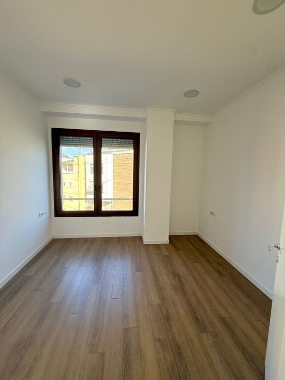 🏢 Locale Ufficio in Affitto a Delijorgji