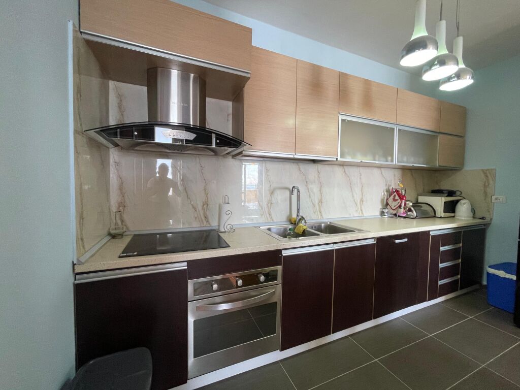 Shitet apartament 2+1+3 ballkone Me pamje nga deti