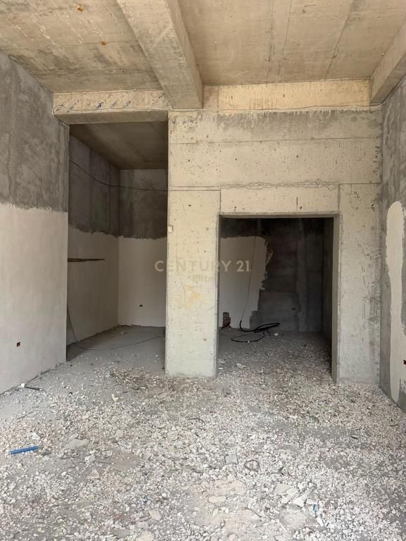 Ambient me qira në zonen e Ali Demit, Tiranë - 4000€ | 780 m² 4,000 € /Muaj