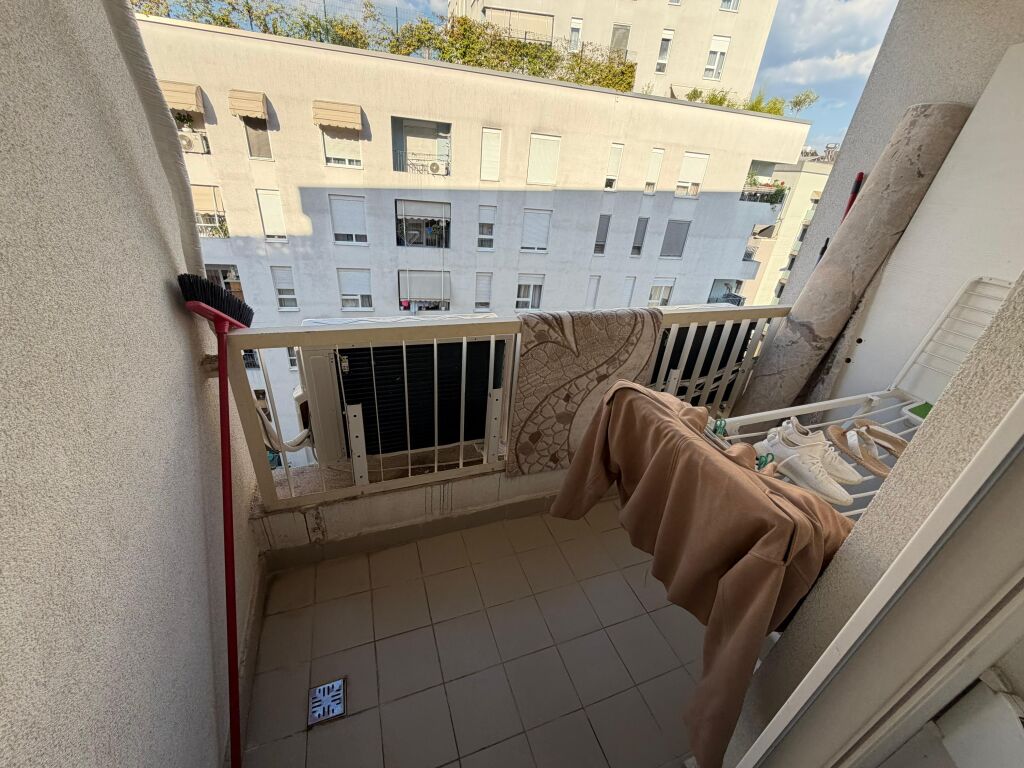 🏡 Affittasi appartamento 1+1  📍 21 Dhjetori, Complesso Kontakt Magnet  🏢 7° piano, con ascensore 💶 550€/mese  📞 Contattaci per maggiori informazioni o per una visita alla proprietà.