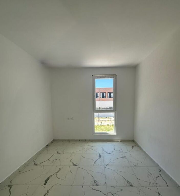 Jepet zyre me qira  Univers City, perballe shkolles Post parkimi ne cmim
