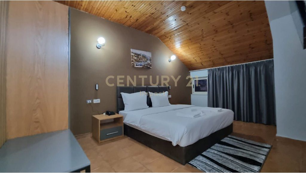 JEPET ME QIRA hotel me 15 dhoma në Kombinat, 5.000€! 5,000 € /Muaj Sip. Totale  650m2  Sip. e brendshme  565m2  Dhomat e gjumit  15  Sta