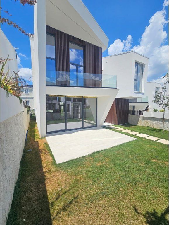 VILË MODERNE PËR SHITJE – MJULL -BATHORE, TIRANË! 780,000 €
