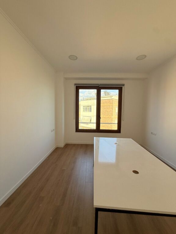🏢 Locale Ufficio in Affitto a Delijorgji