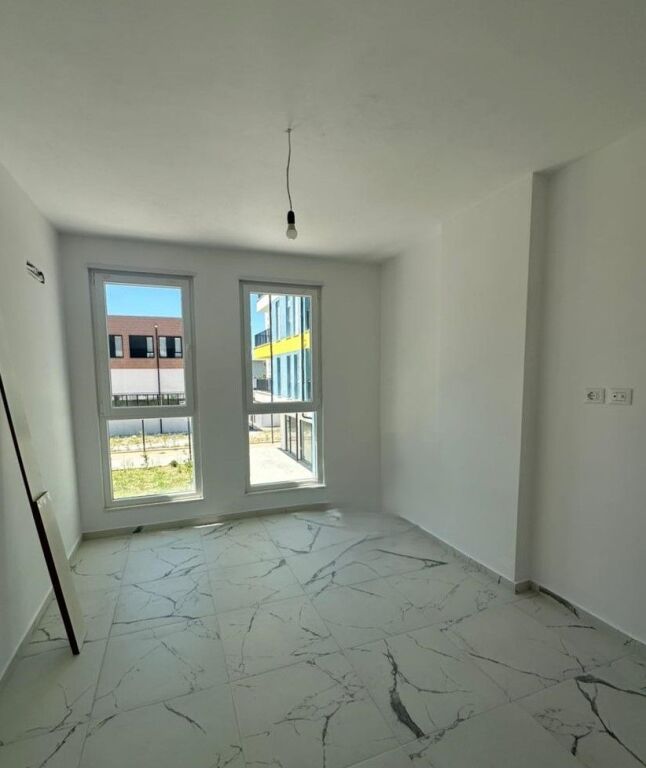 Jepet zyre me qira  Univers City, perballe shkolles Post parkimi ne cmim