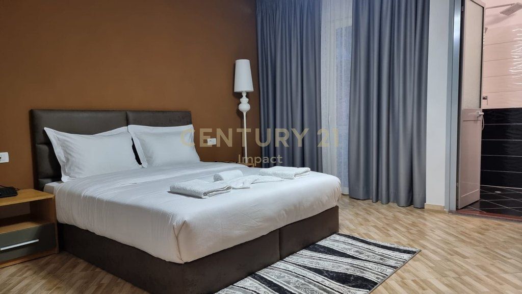 JEPET ME QIRA hotel me 15 dhoma në Kombinat, 5.000€! 5,000 € /Muaj Sip. Totale  650m2  Sip. e brendshme  565m2  Dhomat e gjumit  15  Sta