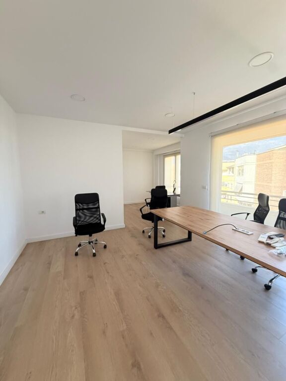 🏢 Locale Ufficio in Affitto a Delijorgji