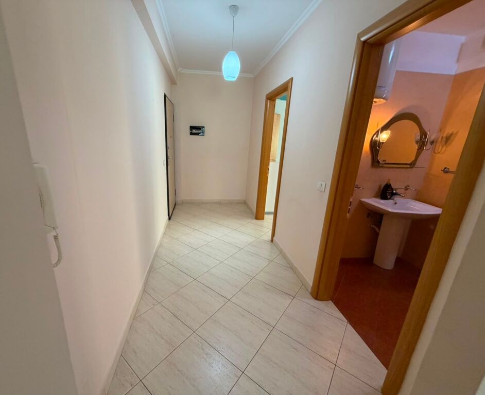 Jepet apartament 2+1 me qera tek liqeni i thate