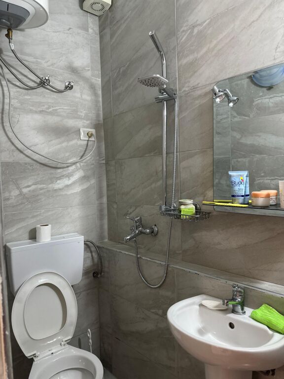 Qera | Shtëpi private 2 + 1 | Rruga Shefqet Kuka | 450 €/muaj