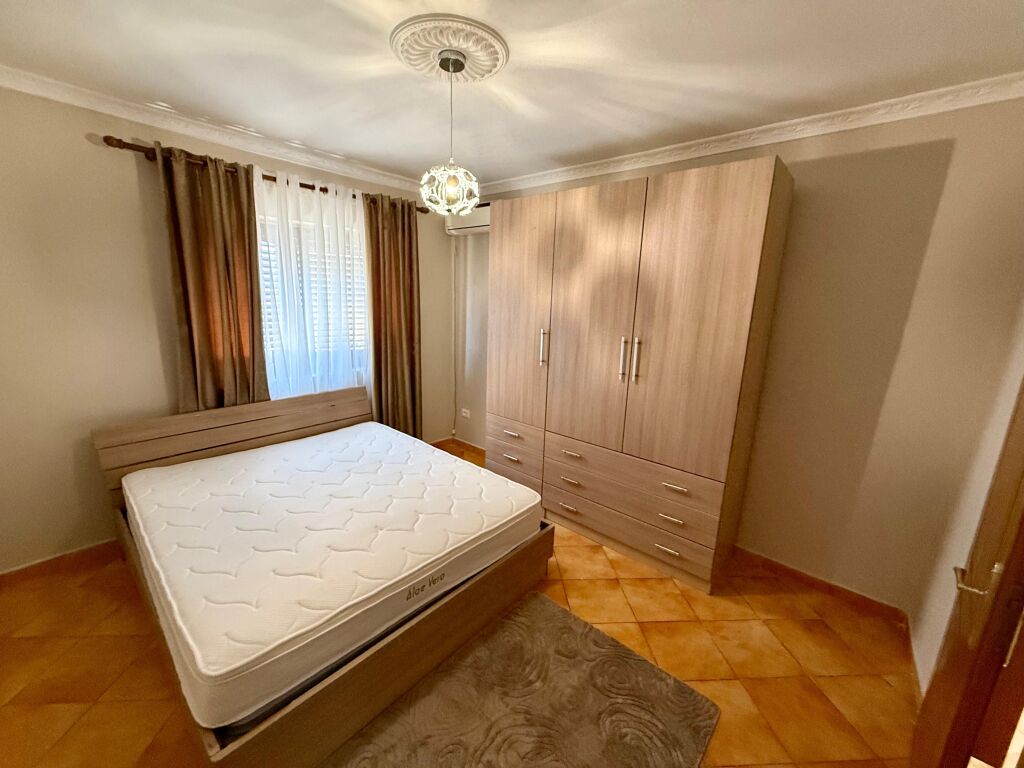 🏡 Jepet me Qera Apartament 1+1 – Komuna e Parisit, pranë Kristal Center