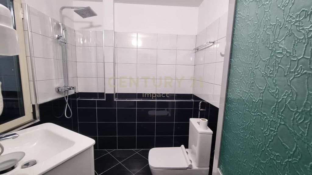JEPET ME QIRA hotel me 15 dhoma në Kombinat, 5.000€! 5,000 € /Muaj Sip. Totale  650m2  Sip. e brendshme  565m2  Dhomat e gjumit  15  Sta