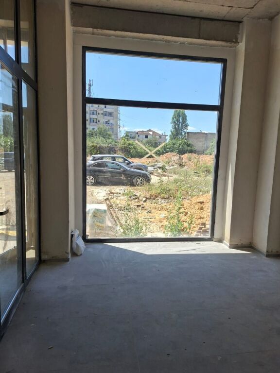 🏢 Jepet me Qira Dyqan – Bulevardi i Ri💰 Çmimi: 350 Euro/Muaj