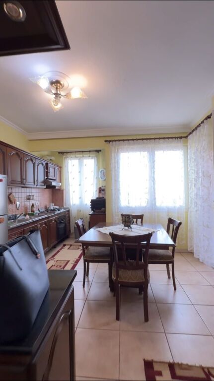 Shitet, Apartament 2+1, Pazari i Ri, Tiranë