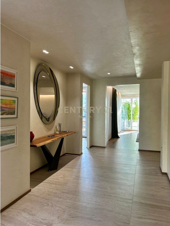 VENDESI PENTHOUSE UNICO NEL CUORE DELL'EX BLOCCO Penthouse Esclusivo – Un Nuovo Standard di Vita di Lusso!