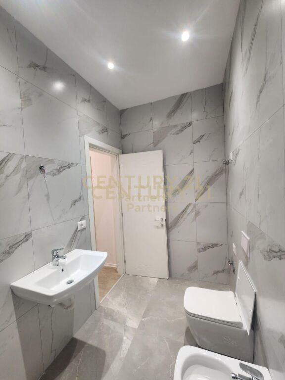 SPAZIO UFFICIO IN AFFITTO NELL'EDIFICIO GARDEN, VIA KAVAJES