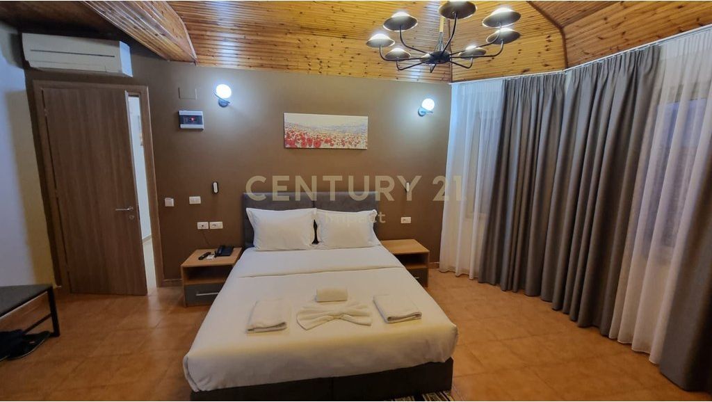 JEPET ME QIRA hotel me 15 dhoma në Kombinat, 5.000€! 5,000 € /Muaj Sip. Totale  650m2  Sip. e brendshme  565m2  Dhomat e gjumit  15  Sta