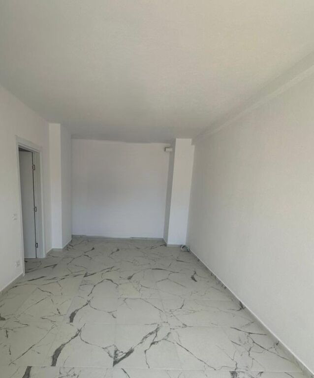 Jepet zyre me qira  Univers City, perballe shkolles Post parkimi ne cmim