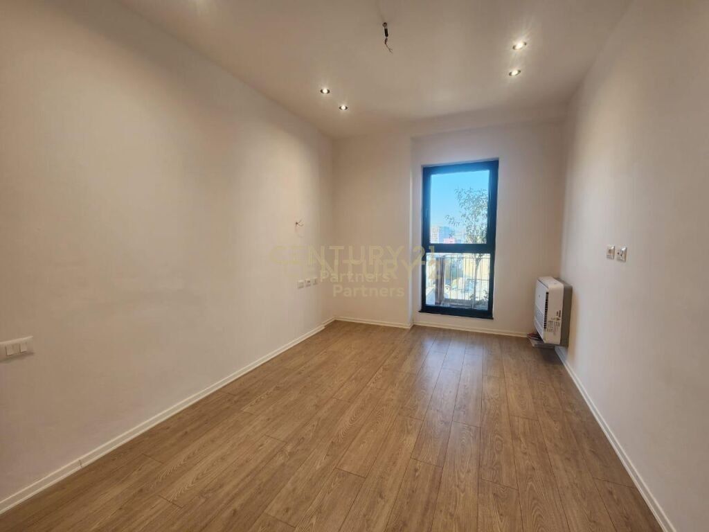 SPAZIO UFFICIO IN AFFITTO NELL'EDIFICIO GARDEN, VIA KAVAJES