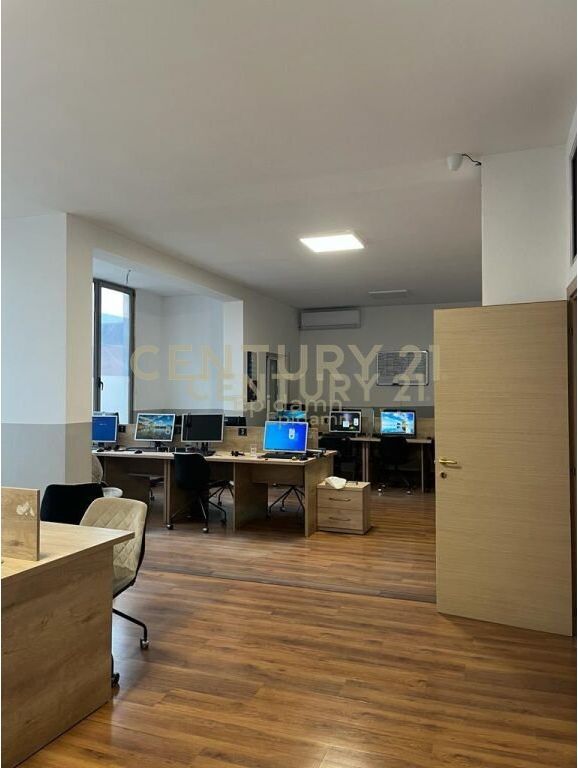 Locale Commerciale in Affitto a Kazazi, Durrës - 800€ | 160 m²